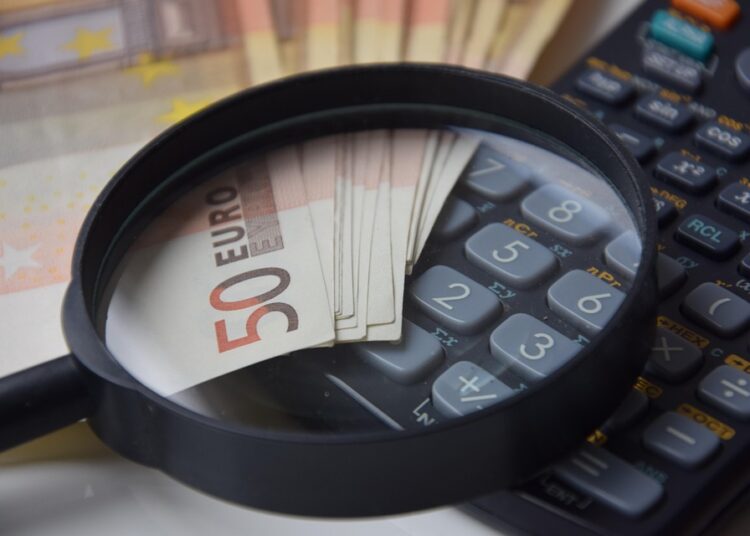 10 Effective Strategies on How to Save Money on Groceries Each Month