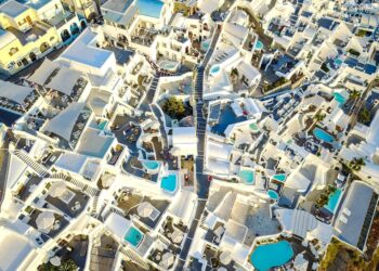 How to Distinguish Between Cyclical and Non-Cyclical Stocks: A Beginner’s Guide