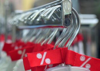 How to Identify Your Company’s Competitive Advantage: A Step-by-Step Guide