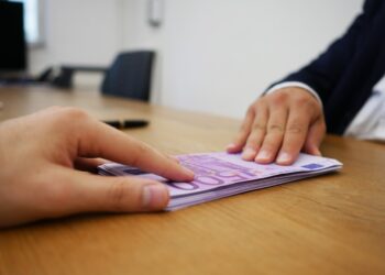 10 Key Pros and Cons of Credit Unions vs. Banks: Which Is Better for Your Wallet?