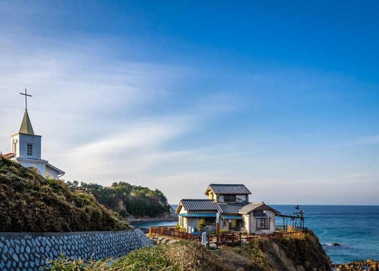 Budget-Friendly Furnishing: 7 Essential Tips to Style Your Home Without Breaking the Bank