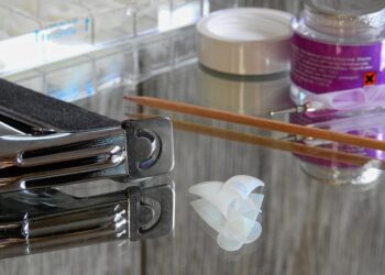 How to Build a Chic Wardrobe on a Budget: Expert Frugal Fashion Tips