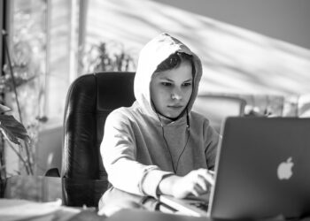 How to Juggle Parenting and Profits: A Step-by-Step Guide to Side Hustles for Stay-at-Home Moms