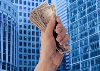 7 Essential Tips for Setting Financial Goals When You’re Living Paycheck to Paycheck