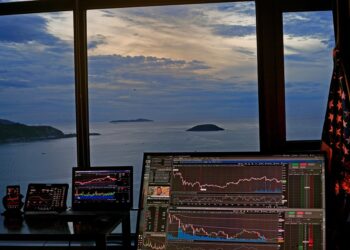 How to Decide Between Investing and Trading: A Comprehensive Guide for Beginners