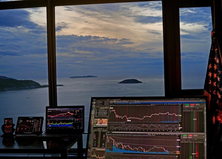 How to Decide Between Investing and Trading: A Comprehensive Guide for Beginners