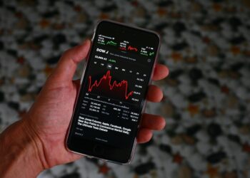 10 Essential Tips for Beginners: Navigating the Stock Market Without Overwhelm