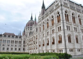 How to Choose Between Defined Benefit and Defined Contribution Plans: A Comprehensive Guide